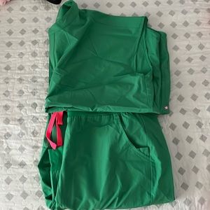 FIGS safety green set L top XL bottoms